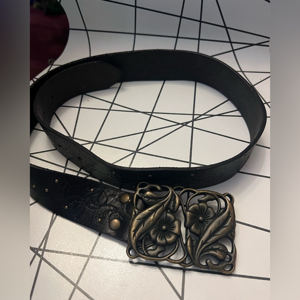 Fossil vintage dark brown leather belt w/ metal floral buckle and bronze studs
